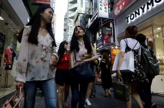 新加坡国立大学教授杨李唯君认为，一些国家的社会和经济飞速变革颠倒了本来稳固的社会规范，韩国和新加坡就是例子。