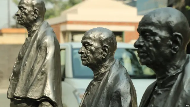 देशात त्यावेळी 500हून अधिक संस्थांना भारतात सामील करून घेण्याचं काम सरदार पटेलांना केलं.