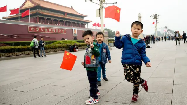Niños en la plaza de Tiananmen.