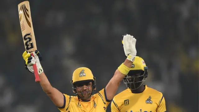 کامران اکمل نے پشاور زلمی کی جانب سے 27 گیندوں پر 77 رنز کی دھواں دار اننگز کھیلی۔ انھوں نے 8 چھکے اور 5 چوکے لگائے۔