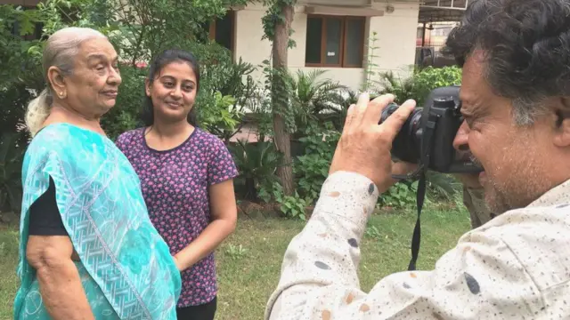 11 ఏళ్ల తరువాత మళ్లీ నానమ్మ, మనవరాలి ఫొటో తీస్తున్న ఫొటోగ్రాఫర్ కల్పిత్