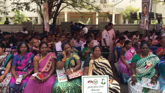 உண்ணாவிரதத்தில் கலந்து கொண்ட பெண்களில் ஒரு பகுதி