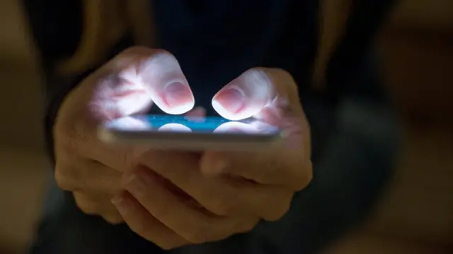 Мобилдик телефондордун зыяны канчалык экени азырга чейин толук иликтене элек.