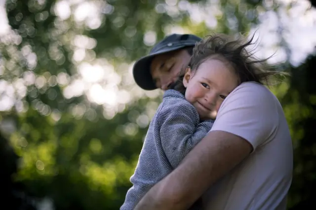 Padre abrazando a su hija
