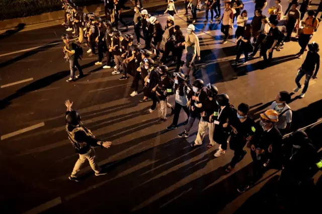 การ์ดอาสาในนามกลุ่มที่ใช้ชื่อว่า วี โวลันเทียร์