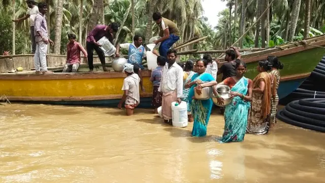 వరద బాధితులకు సాయం
