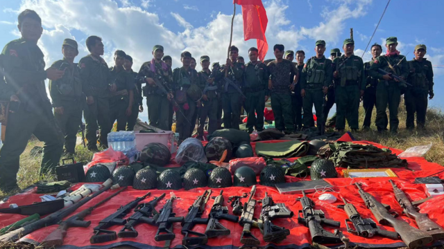 缅甸民族民主同盟军战斗人员在果敢芒东坝象山展示收缴自政府军的装备（果敢资讯网图片1/11/2023）