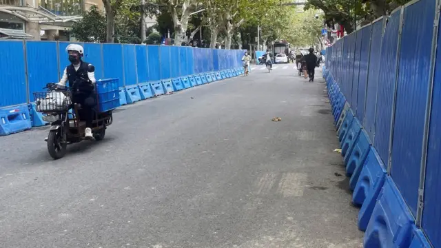 Barreras en una calle de Shanghái.