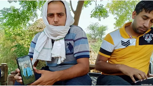ਪੰਕਜ ਸਾਂਗਵਾਨ ਦੇ ਘਰ ਦੇ ਬਾਹਰ ਬੈਠੇ ਨੌਜਵਾਨ