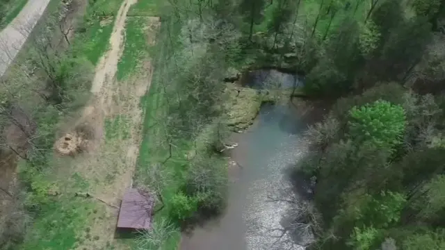 vista aérea da cavernaJosh Bratchley estava explorando uma caverna no Tennessee quando ficou preso