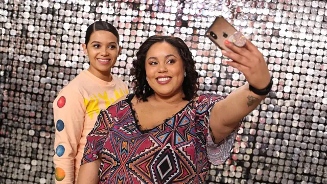 Seiring meningkatnya permintaan audiens, banyak influencer yang berjuang antara menyajikan kejujuran yang memikat banyak simpati dengan menukarkan kisah kerapuhan hidup mereka demi jumlah likes