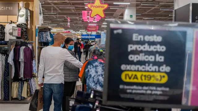 Colombianos en un almacén de cadena