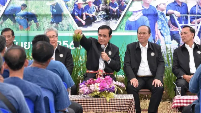 นายกฯ พบปะประชาชนสุพรรณฯ