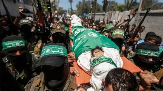 رجال يحملون قتيلا فلسطينيا