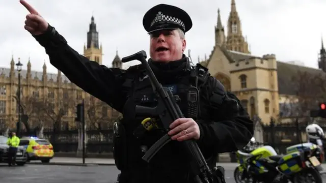 நாடாளுமன்ற வளாகம் அருகே யாரும் வர வேண்டாம் என காவல்துறையினர் வேண்டுகோள்