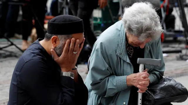 Manchester'daki Albert Meydanı'nda hayatını kaybedenler anıldı. İngiliz bir Müslüman Yahudi bir kadını teselli etti.