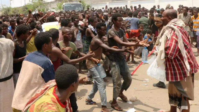 ኣብ የመን ከተማ ኤደን ዝርከቡ ስደተኛታት ኣብ ስታድየም ረድኤት ንምቕባል እንትዳፍኡ