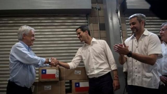 Ông Guaidó (giữa) cùng Tổng thống Chile Sebastian Pinera (trái) và Tổng thống Paraguay Mario Abdo Benitez tại nhà kho hàng viện trợ ở Cucuta