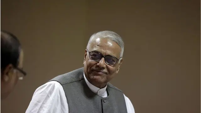 યશવંત સિંહા 1960માં આઈએએસ (ઇન્ડિયન ઍડમિનિસ્ટ્રેટિવ સર્વિસ) માટે પસંદગી પામ્યા હતા