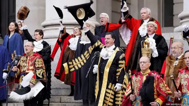 लंदन कॉरपोरेशन के अधिकारियों और निर्वाचित सदस्यों ने अपनी टोपी उतार दी.