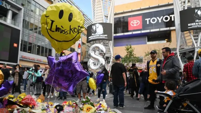 Tributos a Kobe Bryant afuera del Staples Center