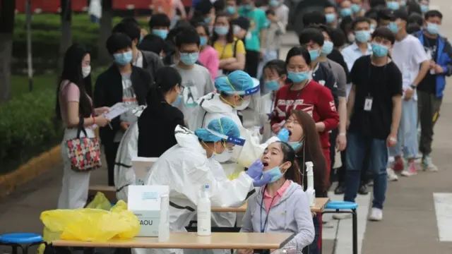 vuhan'da test sırası bekleyenler