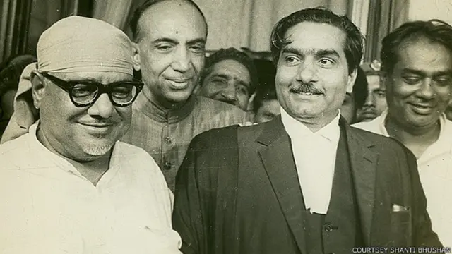 राजनारायण अपने वकील शांति भूषण के साथ