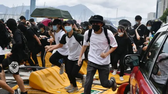 ஹாங்காங் போராட்டம்: சீனாவின் சட்டம் - எதிர்க்கும் மக்கள், கண்ணீர் புகை குண்டுகளை வீசும் போலீஸ்