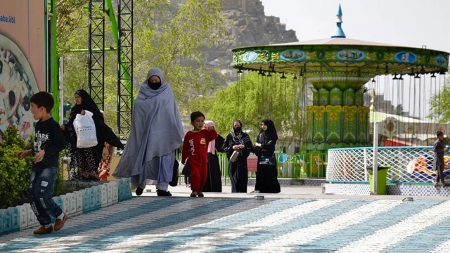 د روان کال په دوبي کې لا ښځو ته اجازه وه چې پارکونو ته لاړې شي.