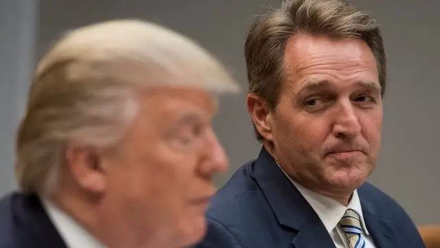 Donald Trump junto al senador Jeff Flake.