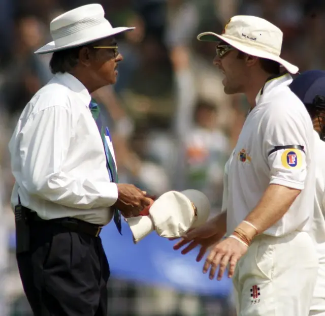 माइकल स्लेटर अंपायर वेंकटराघवन से बहस करते हुए