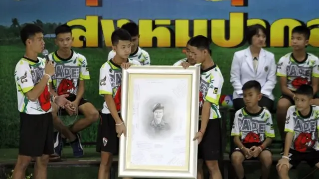 Para anggota Celeng Liar dan pelatihnya memberikan penghormatan kepada Saman Kunan, anggota Navy Seals Thailand yang meninggal saat menolong mereka.