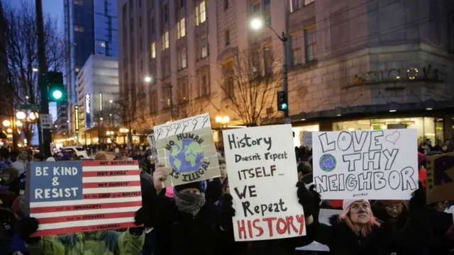 احتجاجات على قرار ترامب بمنع مواطني 7 بلدان إسلامية