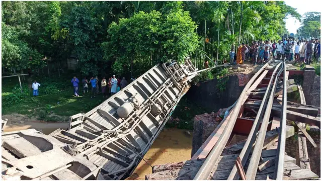 ট্রেনের উল্টে যাওয়া বগি