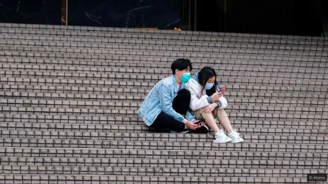 شاب وشابة يجلسان على مدرج