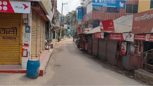 বসুরহাটে সব দোকানপাট বন্ধ রয়েছে