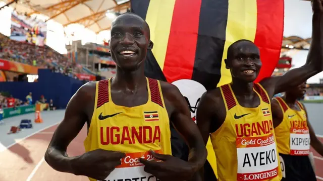 Wanariadha wa Uganda baada ya kushinda medali ya dhahabu katika mbio za mita 5000 nchini Australia