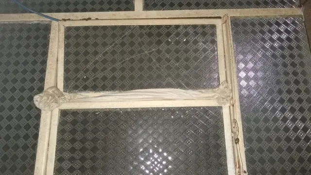 Papel nas frestas de janela