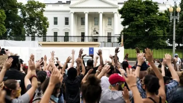 ኣብ ከተማታት ኣሊኖይስ፣ ዋሽንግተን፡ ሎስ ኣንጅለስ፣ ካሊፎርኒያን ቴኔሲን ብርቱዕ ተቓውሞ ይካየድ ከምዘሎን፡ "ክትንፍስ ኣይክኣልኩን፡" ዝብል ጭርሖ በርቲዑ ኣሎ።