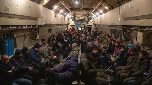 Звільнені полонені у літаку, повертаються додому