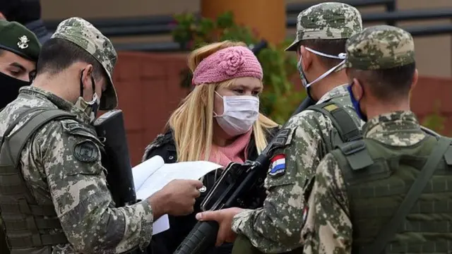 Militares falam com mulher no Paraguai