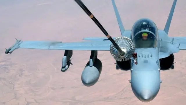 Америкалык F-18 абада май алмаштырып жатат. Сүрөт 2017-жылы 31-майда тартылган.