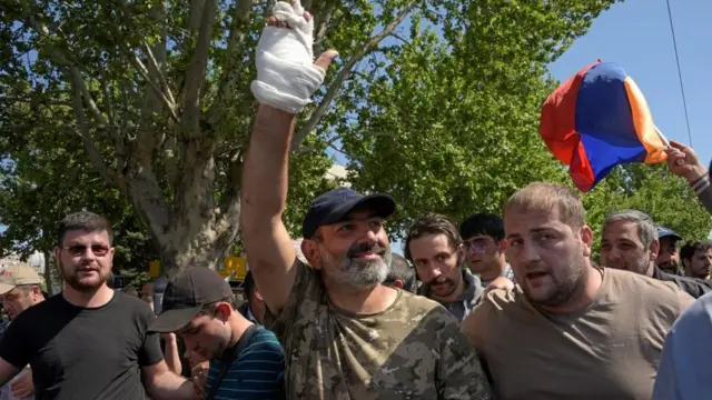 Никол Пашинян со своими сторонникам