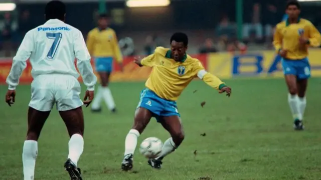 50 साल की उम्र में ब्राज़ील के लिए खेलते पेले