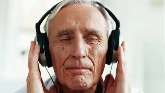 hombre usando audífonos