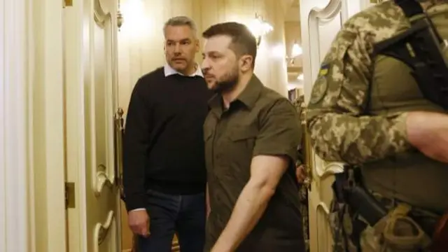 Karl Nehammer (ibumoso) kuwa gatandatu yari i Kyiv aho yabonanye na perezida Zelensky (iburyo)