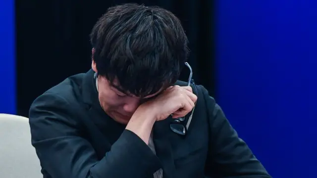 5月27日，中国棋手柯洁九段和计算机围棋程序"阿尔法围棋"的第三场对决在浙江省桐乡市乌镇举行。