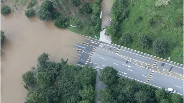 연이은 폭우로 한강 수위가 상승한 6일 서울 영등포구 63아트에서 바라본 올림픽대로에 차량들이 통제되고 있다