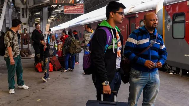 ट्रेन का घंटों लेट होना लोगों के लिए भारी मुसीबत पैदा करता है.