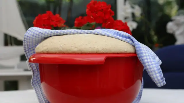 Тесто, вылезающее из кадушки.